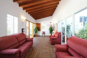 ENTRANCE SITTING AREA