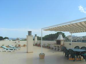 Private roof terrace with loungers & BBQ. Views over bay & mountains.