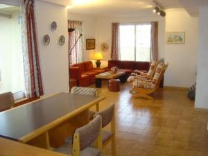 lounge dining area