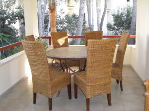 Alfresco dining on the balcony