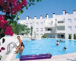Large family pool area with sunloungers